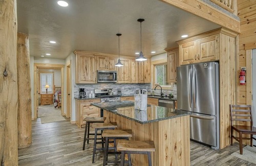 Island Park Cabina | NO CLEANING FEE|Trailer Parking|Kid's Kitchen