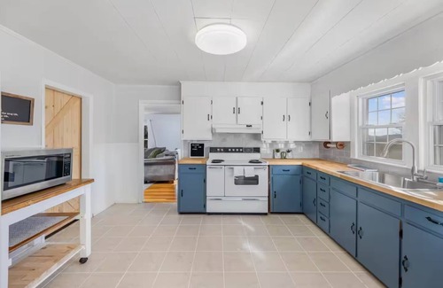 Bristol Casa | No cleanup chores-Fenced yard, arcade, fire pit, close to casino, I81, downtown.