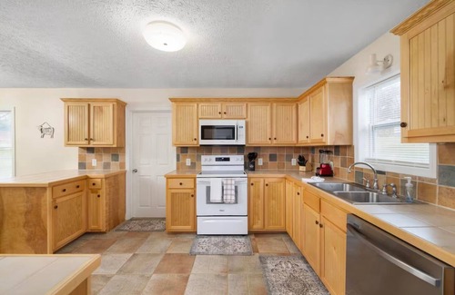 Bristol Casa | No cleanup chores-Fenced yard, arcade, fire pit, close to casino, I81, downtown.