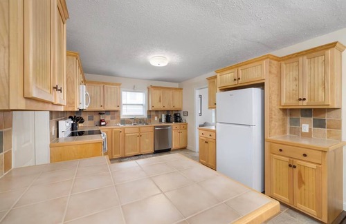Bristol Casa | No cleanup chores-Fenced yard, arcade, fire pit, close to casino, I81, downtown.