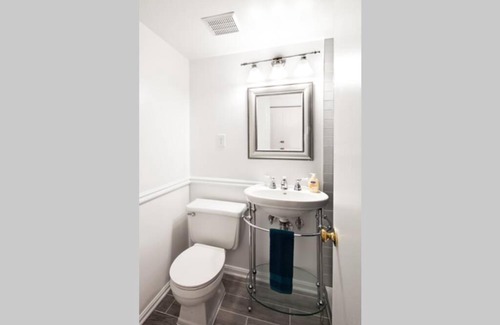 H Street Corridor Apartamento | THEE ART COLLECTOR, NATIONAL MALL, Hst CAPITAL HILL B