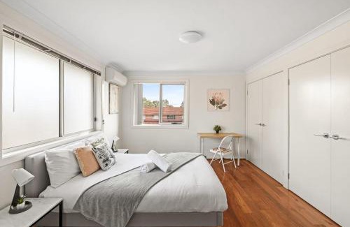Panania Casa | No Frill Ensuite Double Room in Panania - Near Stations