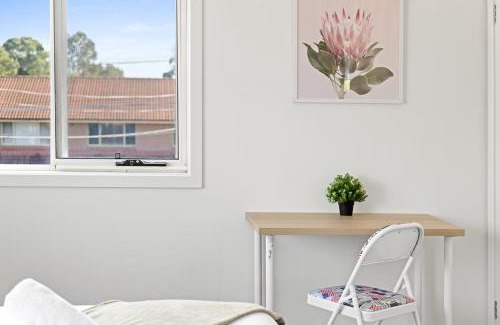Panania Casa | No Frill Ensuite Double Room in Panania - Near Stations