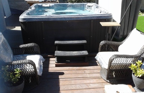 North Hollywood Casa | No Ho Finest! Suite Private bdrm 2ba Pool & Hottub Local Free Uber!