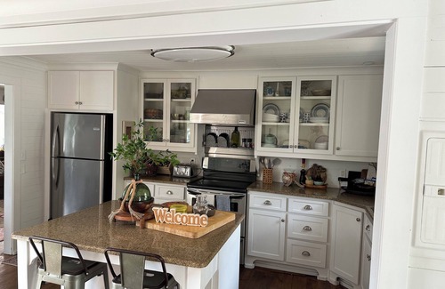Fortson Casa | Lakefront property with beautiful views, deck, 35 min from Auburn Univ & Stadium