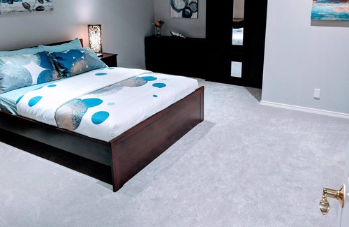 Kirkland Casa | Suite de invitados elegante y espaciosa en una casa encantadora.