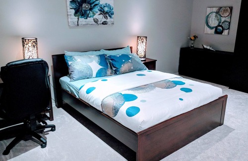 Kirkland Casa | Suite de invitados elegante y espaciosa en una casa encantadora.