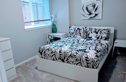 Kirkland Casa | Suite de invitados elegante y espaciosa en una casa encantadora.