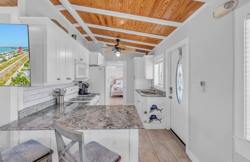 Summerland Key Casa | No Offering a discount from now until July 21!! 3/2 canal front home!