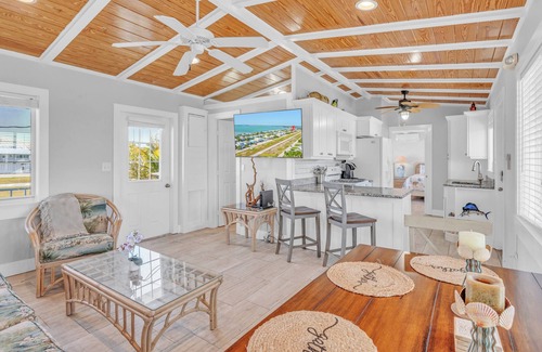 Summerland Key Casa | No Offering a discount from now until July 21!! 3/2 canal front home!