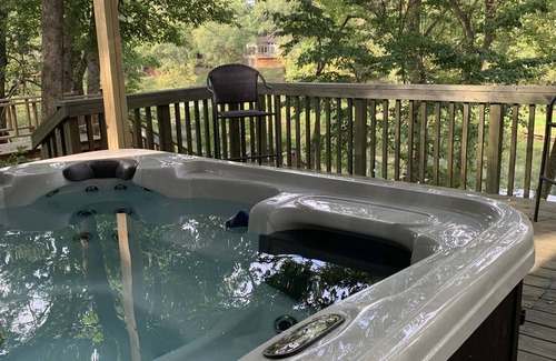 Heber Springs Casa | NO ORDINARY TRAILER! A delightful getaway on The Little Red River with hot tub!