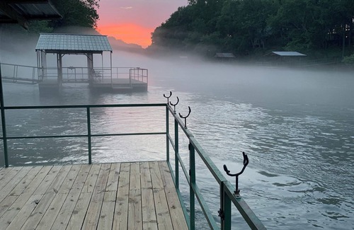Heber Springs Casa | NO ORDINARY TRAILER! A delightful getaway on The Little Red River with hot tub!
