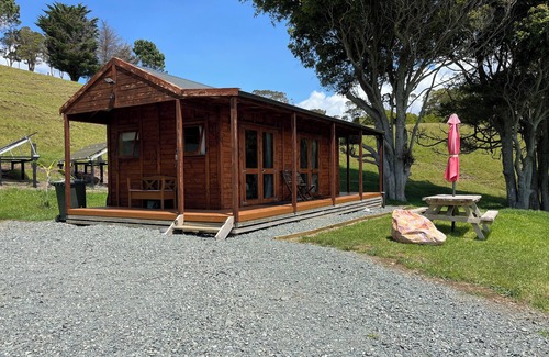 Mangonui Cabina | No other quite like it! Waterfront private cabin stay.