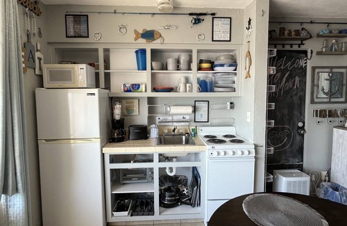 Bridgeport Heights Apartamento | No Shoes? No Shirt? No Problem! Queen studio steps away from Daytona Beach!