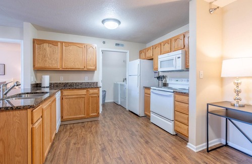 West Des Moines Apartamento | No Stairs Gym Pool Fast Wifi More