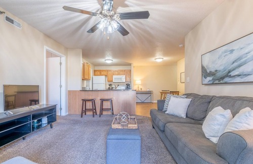West Des Moines Apartamento | No Stairs Gym Pool Fast Wifi More