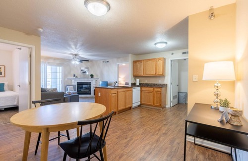 West Des Moines Apartamento | No Stairs Gym Pool Fast Wifi More