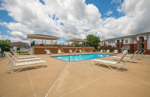 West Des Moines Apartamento | No Stairs Gym Pool Fast Wifi More