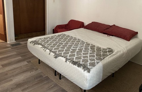Delair Apartamento | No steps/ Jefferson Torresdale Hospital, Abington, Cooper, Jeans, Holy Redeemer