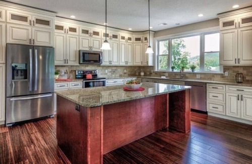 La Follette Casa | ¡Para estrenar! Norris Lakefront Custom Home