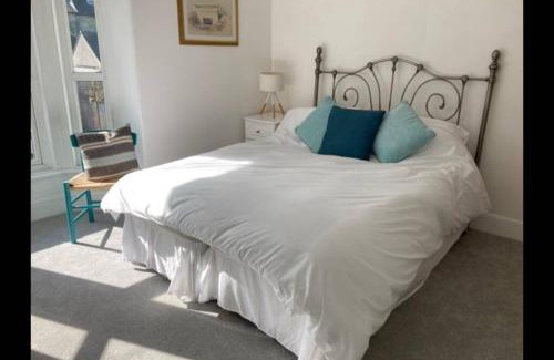 Cowes Casa | No43: Versatile 4BR coastal home with summer house