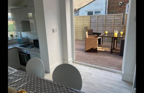 Cowes Casa | No43: Versatile 4BR coastal home with summer house
