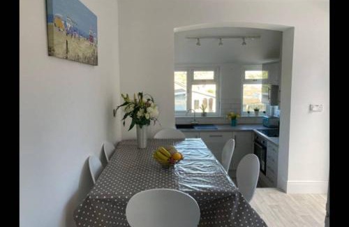 Cowes Casa | No43: Versatile 4BR coastal home with summer house