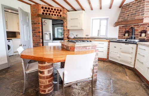 Hambleton Cabaña | NOAH'S BARN, pet friendly, with hot tub in Hambleton, Lancashire
