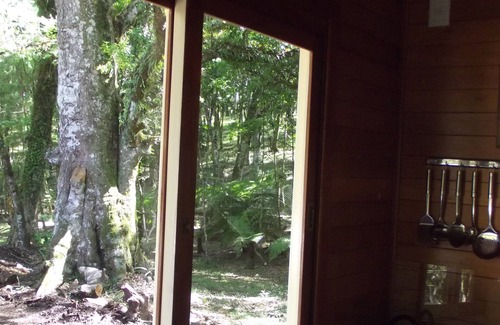 Gramado Chalet De Esquí | # Noble chalet crema en la esquina de la montaña de césped