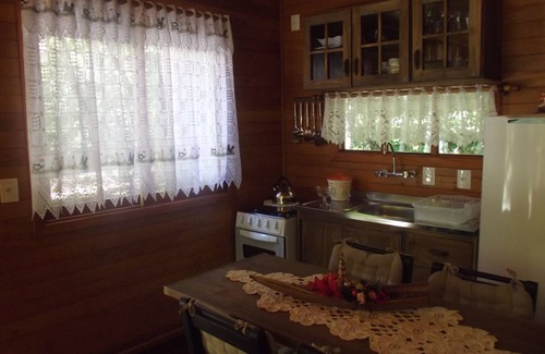 Gramado Chalet De Esquí | # Noble chalet crema en la esquina de la montaña de césped