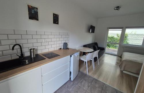 Pobierowo Apartamento | Noclegi u Loni- pokoje studio w zacisznym centrum nad morzem z parkingiem