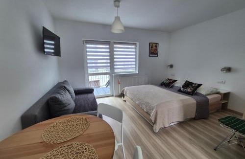 Pobierowo Apartamento | Noclegi u Loni- pokoje studio w zacisznym centrum nad morzem z parkingiem