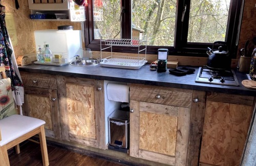 Cowbridge Cabina | Noddfa (refuge/sanctuary) off-grid woodland retreat near ediculture community