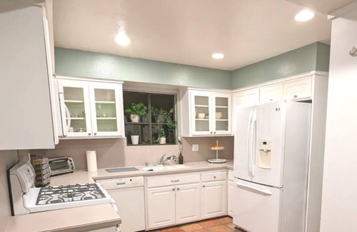 Valley Glen Casa | NoHo & Universal Studios Home 2 BR/2.5 BA