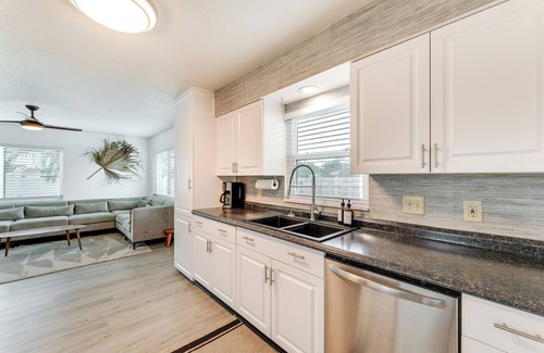 Laurel Casa | Nokomis Home w/ Screened Pool, 3 Mi to Beaches!
