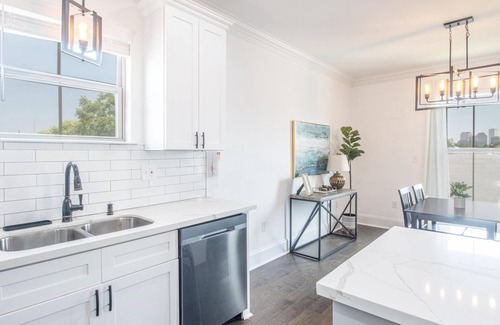Broadmoor Casa | NOLA Modern Loft 10 min to downtown and French Quarter