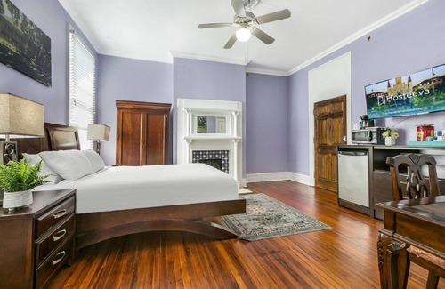 Mid-City Hotel | NOLA Studio | Streetcar Outside Your Door