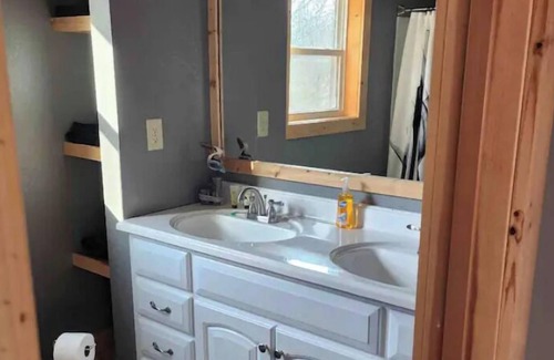 Greeneville Cabina | Nolichuckey River Cabin with hot tub!