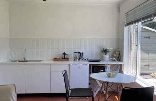 Claremont Cabaña | Nomads! Workspace, WiFi, Cafes, Co-working, Table Mtn. Mnthly discounts!