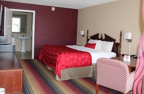 Perry Casa | Non-smoking King 1st Floor Accommodation at FairBridge Inn Express Perry
