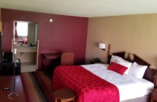 Perry Casa | Non-smoking King 1st Floor Accommodation at FairBridge Inn Express Perry