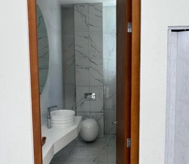 León Cabina | Nona