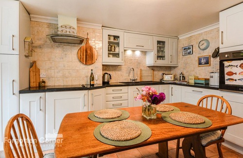 Cawsand Cabaña | Nor Nour - sleeps 6 guests in 3 bedrooms