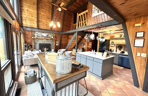 West Dover Casa | Nordic Chalet- Min to Mt Snow and Haystack. Hot tub, Sauna, Pond