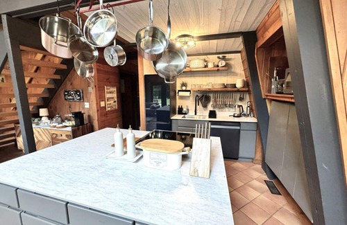 West Dover Casa | Nordic Chalet- Min to Mt Snow and Haystack. Hot tub, Sauna, Pond