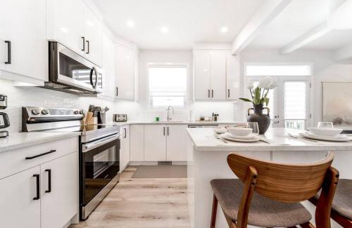Jasper Place Casa | Nordic Retreat, 4BR, Min to WEM & DT, AirCon & Fireplace, Sleeps 10!