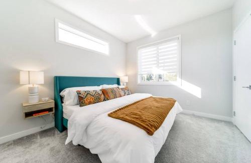 Jasper Place Casa | Nordic Retreat, 4BR, Min to WEM & DT, AirCon & Fireplace, Sleeps 10!
