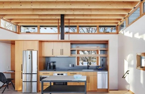 Clam Falls Cabina | Nordlys Lodging Co. - MetalLark Tower