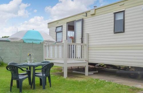 Bacton Casa | Norfolk Poppy Caravan - Sleeps 4 - WiFi and Sky TV Included