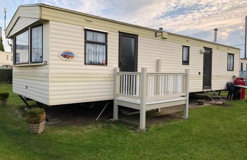 Bacton Casa | Norfolk Poppy Caravan - Sleeps 4 - WiFi and Sky TV Included